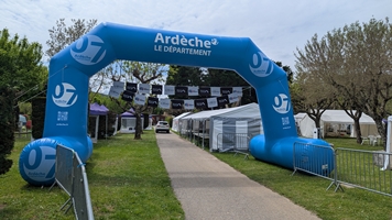 Start line for 2025 6 Jours de France 6 day racewalking race